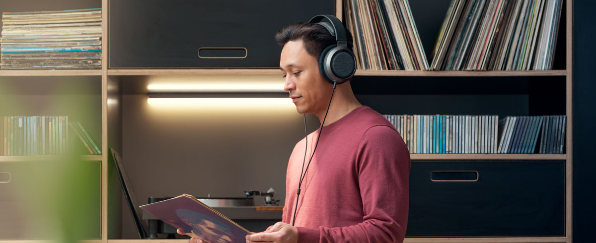 Muž používající k poslechu sluchátka Philips X3
