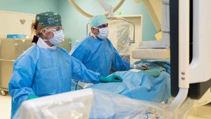 Ambic&iacute; Kurzu angiografie ve Fakultn&iacute; nemocnici v Hradci Kr&aacute;lov&eacute; je zv&yacute;&scaron;it řemeslnou a technickou &uacute;roveň prov&aacute;děn&iacute; angiografi&iacute;